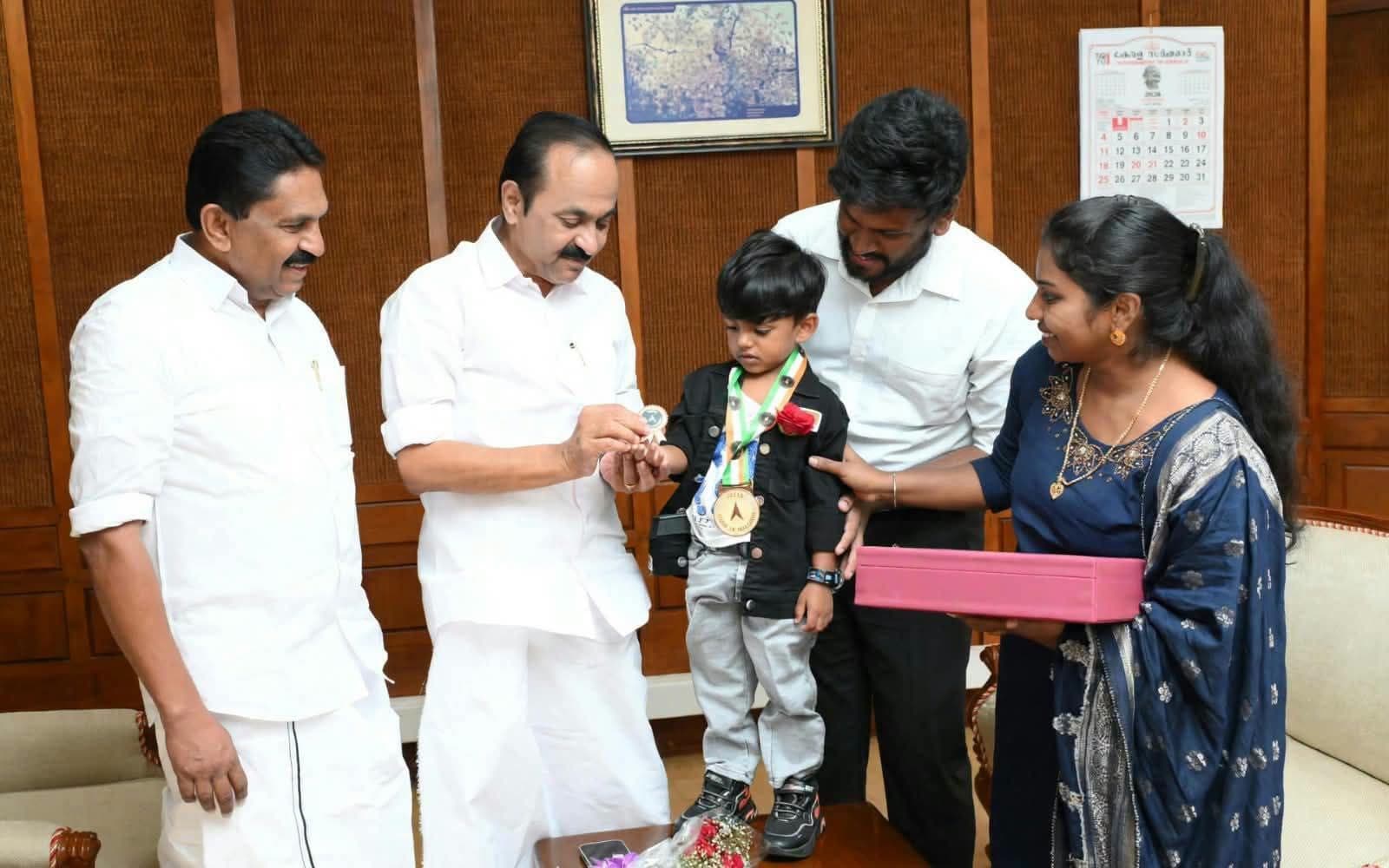 1500 കിലോമീറ്റര്‍ താണ്ടി: കുഞ്ഞു ഷെര്‍വിൻ ഇനി ഇന്ത്യൻ ബുക്ക്സ് ഓഫ് റെക്കോഡ്സില്‍ മാതാപിതാക്കള്‍ക്കൊപ്പം ശ്രീനഗറില്‍ നിന്ന് ബൈക്കില്‍ 1500 കിലോമീറ്റർ ദൂരം സഞ്ചരിച്ച പീരുമേട് സ്വദേശിയായ ബാലൻ ഇന്ത്യൻ ബുക്ക്സ് ഓഫ് റെക്കോഡ്സില്‍ ഇടം പിടിച്ചു