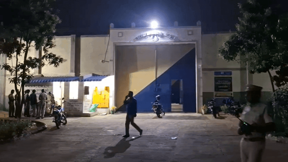 തമിഴ്നാട്ടിലെ തേനി ജില്ലയിലുള്ള ആണ്ടിപ്പട്ടിക്കടുത്ത് തെക്കമ്പട്ടി സബ്ജയിലിൽ നിന്ന് 17 റിമാൻഡ് പ്രതികൾ വാർഡനെ ആക്രമിച്ച് തടവുചാടി.