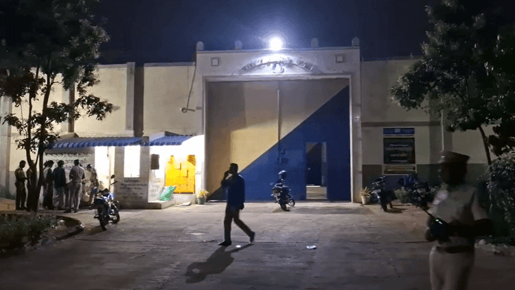 തമിഴ്നാട്ടിലെ തേനി ജില്ലയിലുള്ള ആണ്ടിപ്പട്ടിക്കടുത്ത് തെക്കമ്പട്ടി സബ്ജയിലിൽ നിന്ന് 17 റിമാൻഡ് പ്രതികൾ വാർഡനെ ആക്രമിച്ച് തടവുചാടി.
